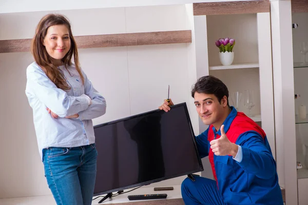 depositphotos_194169532-stock-photo-repairman-repairing-tv-at-home